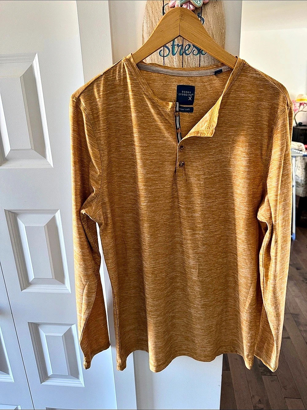 Essex Crossing Men's Long Sleeve Henley in Brown Size Medium Like New